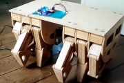 荷蘭DIY達人打造有12隻腳可自動行走的桌子
