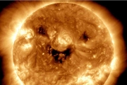 太陽罕見「微笑」預示太陽風暴將向地球襲來？