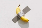 價值12萬美元藝術品「膠帶香蕉」再被美術系學生當場吃掉