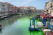 威尼斯運河水變綠了！當地環團遭疑搞鬼調查結果曝光