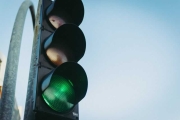 紅綠燈為何是「紅黃綠」？醫揭進步沿革：初始1色狂釀事故