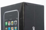 2007年推出的初代iPhone 4以近$20萬美元售出