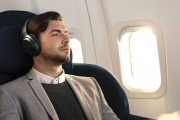 提升搭飛機時的感官享受！6款飛機旅行耳機推薦，為你帶來精彩的機上娛樂