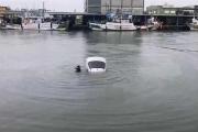 高雄男子颱風天不熟路況，駕車衝落海中幸運獲救