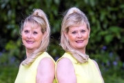 雙胞胎連續23年穿一樣的衣服，做什麼都一起！