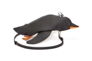 LOEWE推出售價1,450美元全新「企鵝 Penguin Bag」