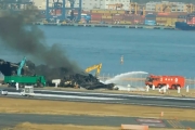 日航516班機「死灰復燃」！清除機體殘骸突冒黑煙