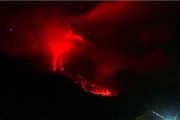 火山灰衝1500公尺高空！印尼火山爆發「1天噴40次」