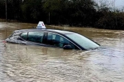 司機被洪水淹沒，消防員圍觀不救？網：要你何用？