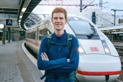 17歲少年住進火車一年半！走50萬公里，繞地球12圈