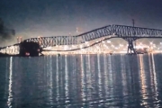 美巴爾的摩大橋「被船撞垮」斷4截！多輛汽車落水