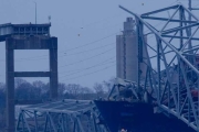 美大橋遭撞垮「全線坍塌落水」船員提前警告成無名英雄！