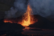 印尼連日火山爆發撤離數百人！專家警告：慎防海嘯