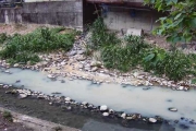 龜山溪水受汙染！化學公司涉嫌偷排「強鹼」省1.4億下場曝