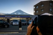 遊客擠爆富士山，當地人直接把景色遮起來！