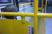 南港的工地阿伯：「不坐！怕下個乘客衣服弄髒！」